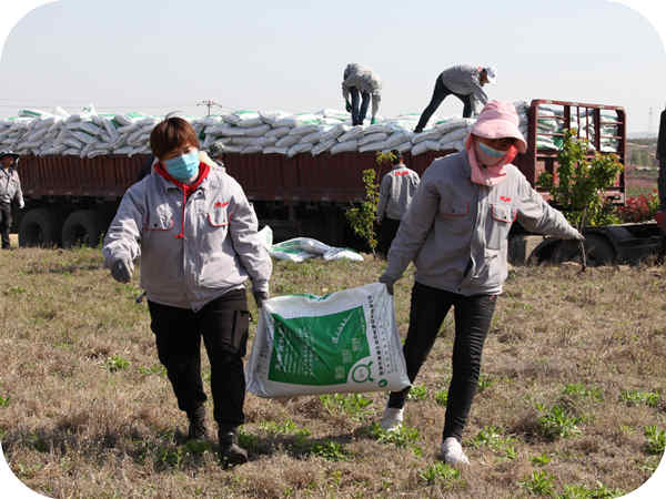 Huashan Zhenye donated production materials to poor households