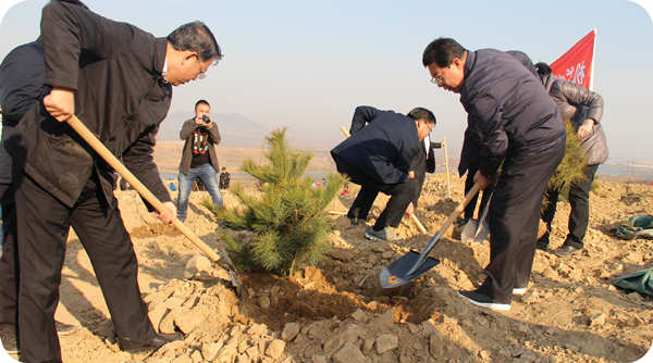 諸城市委書記桑福嶺參加2017年春季植樹節(jié)造林現(xiàn)場活動