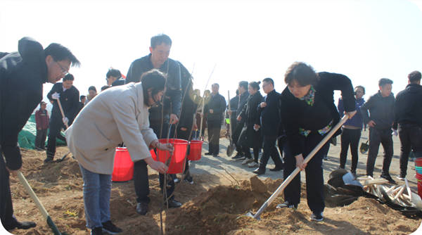 諸城市委副書記 市長劉峰梅參加2019年春季植樹節(jié)造林現(xiàn)場活動