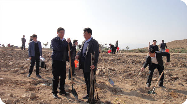 諸城市委書記李峰參加2016年春季植樹節(jié)造林現(xiàn)場活動