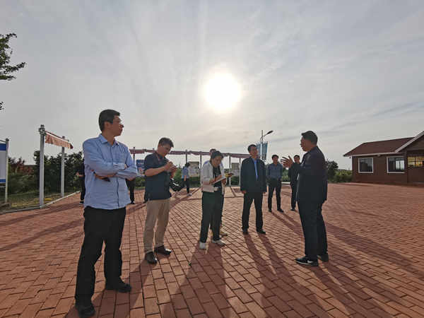 經(jīng)濟(jì)日?qǐng)?bào)副總編輯季正聚到基地調(diào)研